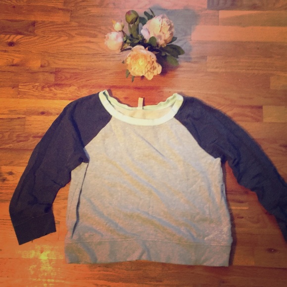 GAP Tops - GapFit Gray, charcoal, and mint raglan Sweatshirt GAP Tops - GapFit Gray, charcoal, and mint raglan Sweatshirt